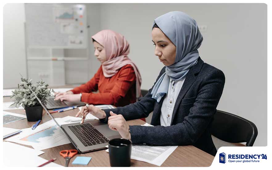 woman in the office 