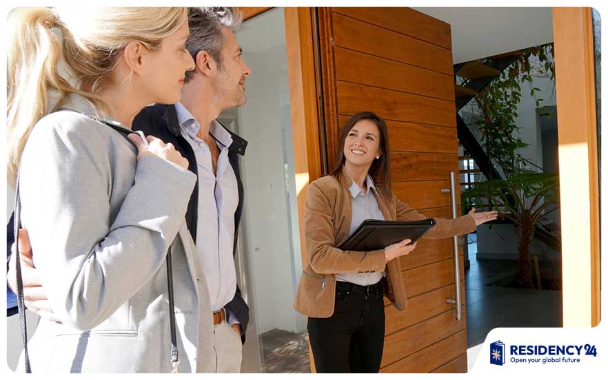 Dubai-real-estate-agent-showing-apartment.jpg