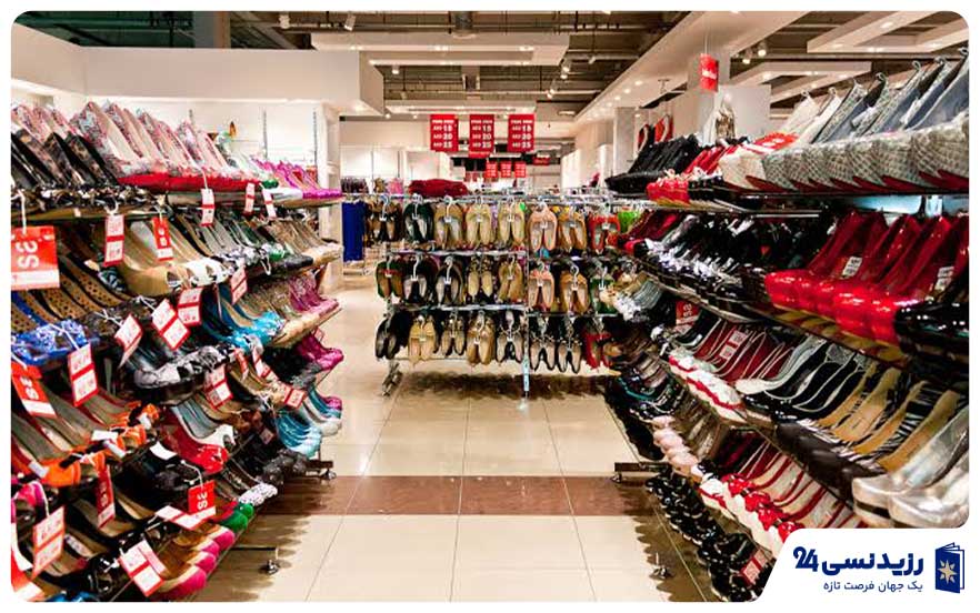 People-shopping-at-Dragon-Mart-Dubai.jpg