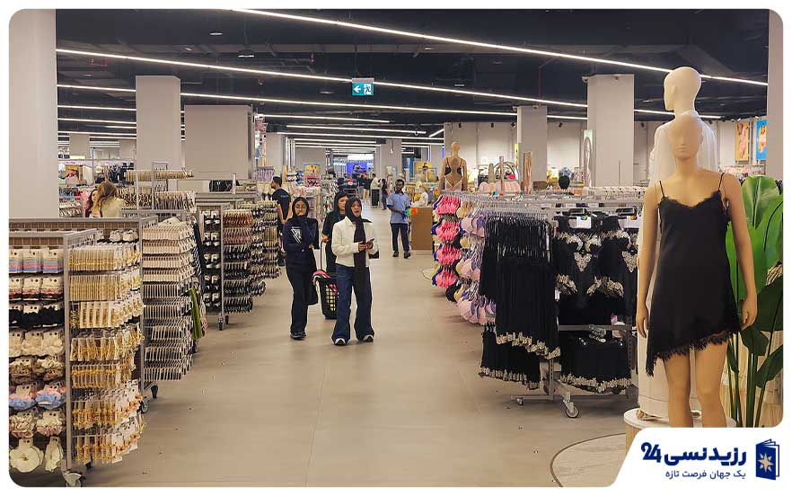 Retail-employee-Dubai-shopping-mall.jpg