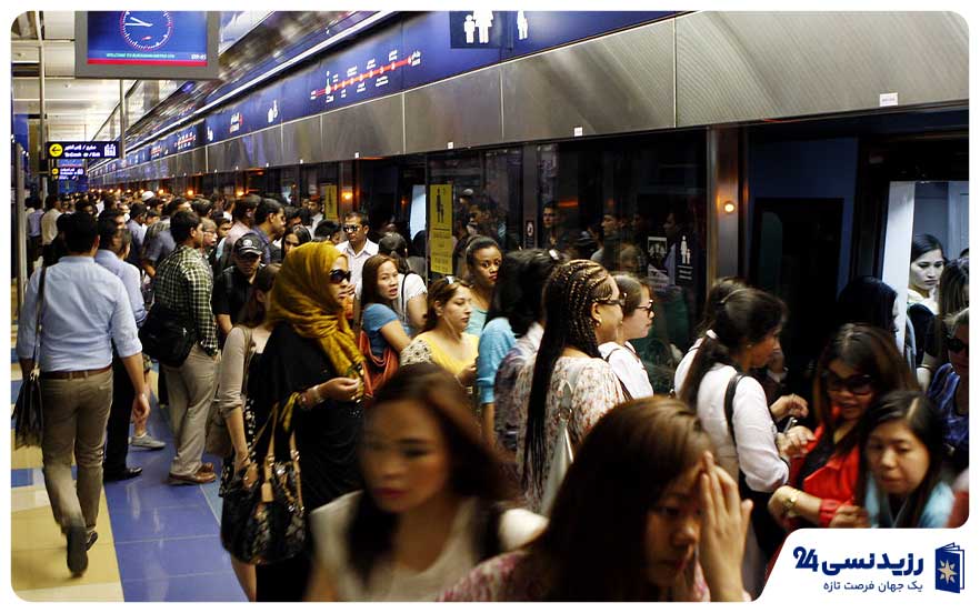 Dubai-metro-busy-station-commuters.jpg