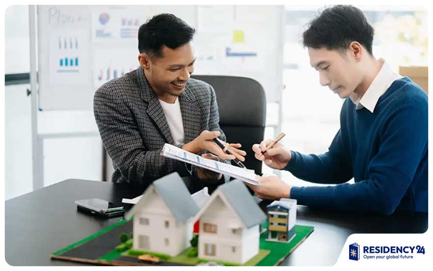 Dubai-real-estate-agent-showing-property-to-investors.jpg